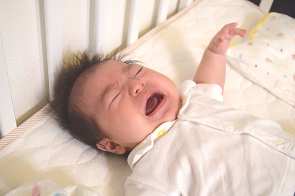 赤ちゃんが泣き止まないときの原因と対処法