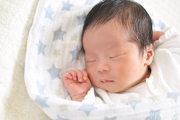新生児がなかなか寝ない原因は？