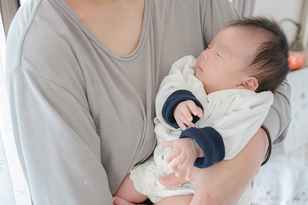 新生児が寝ない時の寝かしつけ方法とコツ