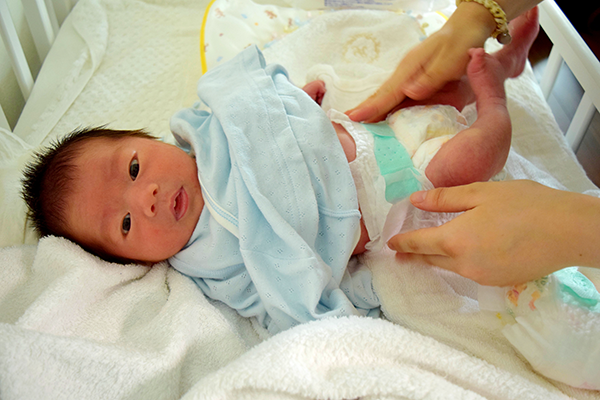 新生児（0ヶ月）の赤ちゃんが泣き止まないときの原因と対処法