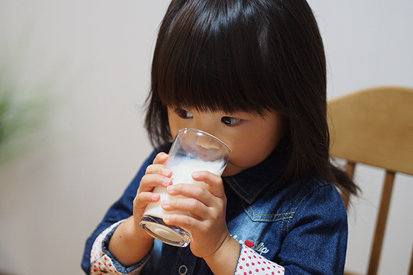 離乳食の「牛乳」はいつから始める？