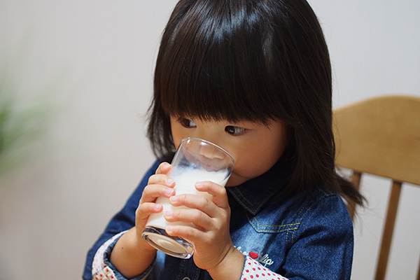 離乳食の「牛乳」はいつから始める？