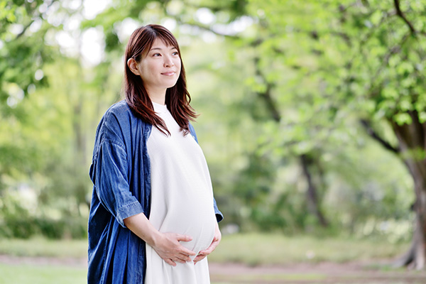 妊娠初期から後期までの体型の変化に合わせた服装のポイント