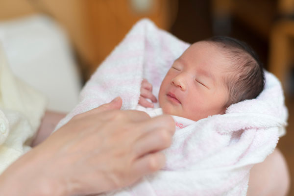 赤ちゃんがスムーズに眠りにつくための新生児寝かしつけテクニック５選
