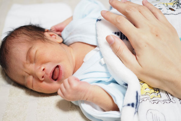 赤ちゃんの夜泣きを乗り越える：リアルママのアドバイス
