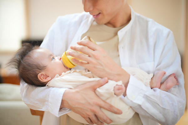 ミルク育児のメリットと授乳方法