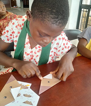 折り紙に挑戦する子供たち