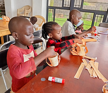 小物入れを作る子供たち6