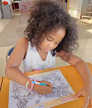 塗り絵をする子供たち10