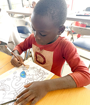 塗り絵をする子供たち11