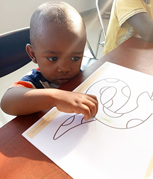 塗り絵をする子供たち3