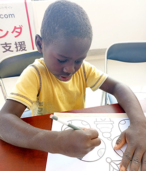 塗り絵をする子供たち4