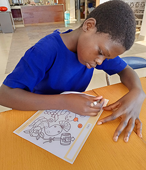 塗り絵をする子供たち9