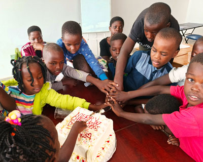 クリスマスケーキと子ども達