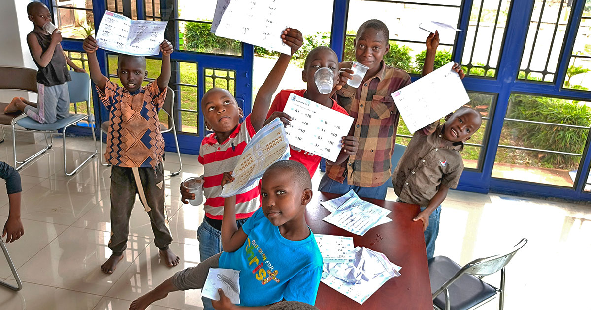 ウガンダ算数学習支援に参加した子供たち